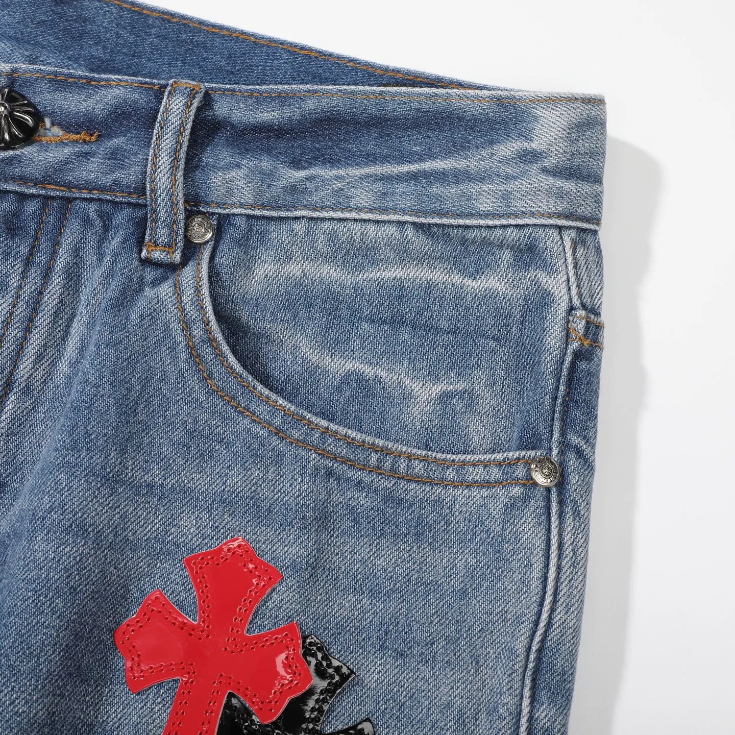 P280 Chrome Hearts blue denim with red black panther pattern multi-leather jeans. CH jeans need to be washed and then disassembled and hand-stitched with sheepskin cross leather and then spliced ​​to complete. The whole piece has too many craftsmanship to explain. The patchwork cross pattern is embellished, and the high-waisted washed jeans! ! Absolutely high-end luxury products, god-level single products and super popular products, made with top heavy industry, a must-see magic weapon. Customized hardware. The fabric is thick and soft after washing. It has good breathability. Customized small leather label. Unique design. The details are simple and elegant, and the workmanship is exquisite. The entire trousers are neatly routed and the details are in place! It’s so cool that both men and women can easily control the genderless trend! Color: Blue Size: 28 30 32 34 36